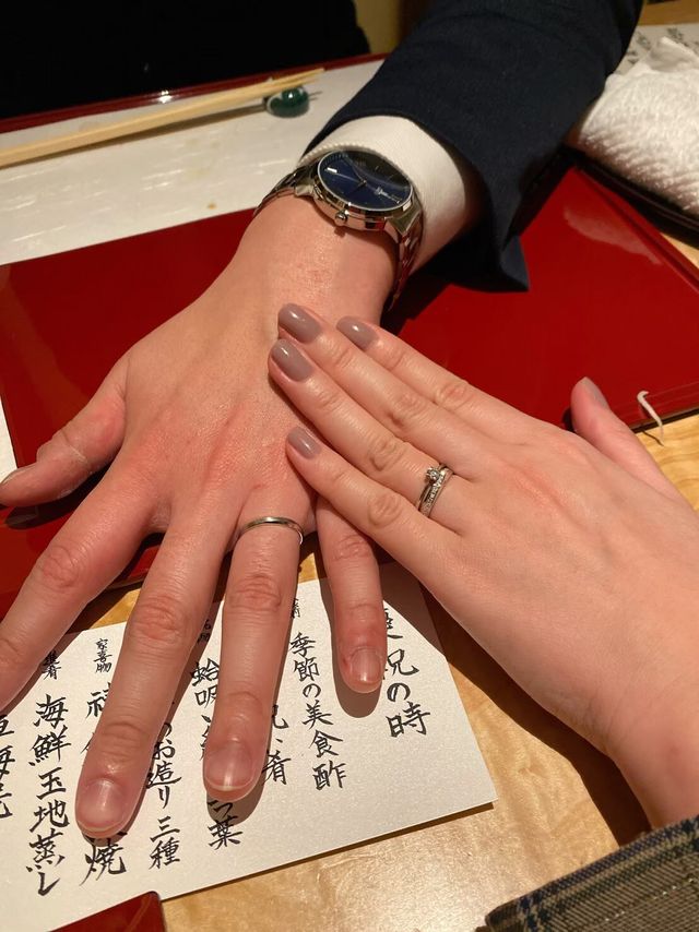 男性の指輪、女性の手首側の指輪が今回購入品です。