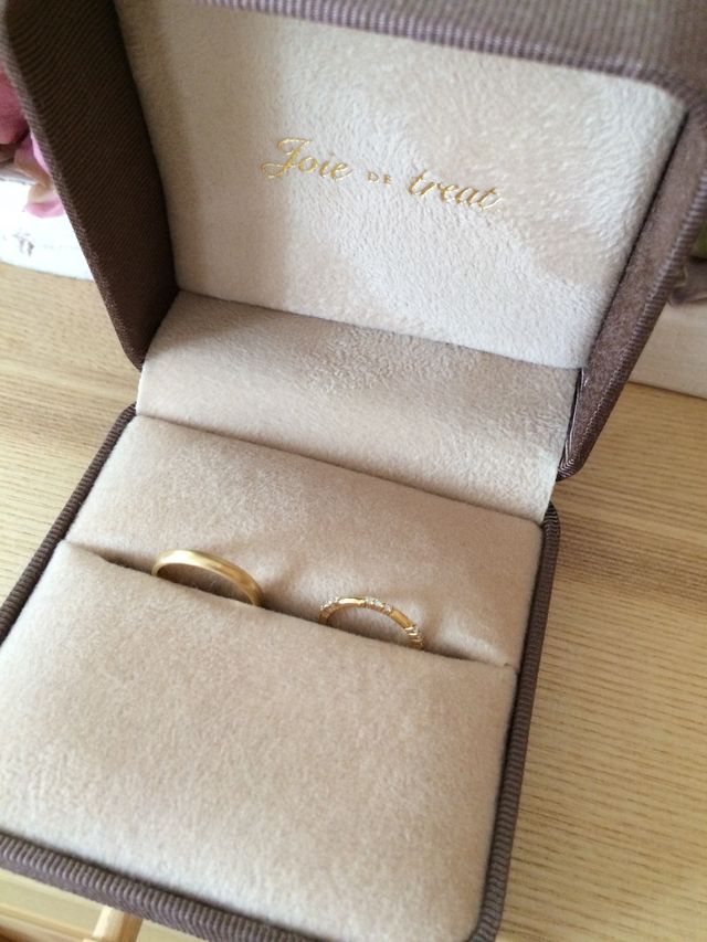 夫のはマット加工。私のは華奢なデザインに小さなダイヤが9つ。