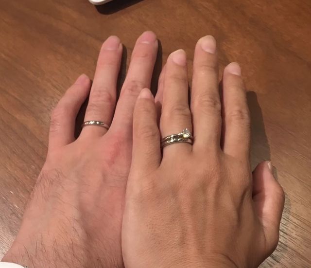 主人と結婚指輪を受け取りに行った時の試着の写真
