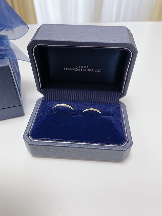 右側が女性用の指輪です。