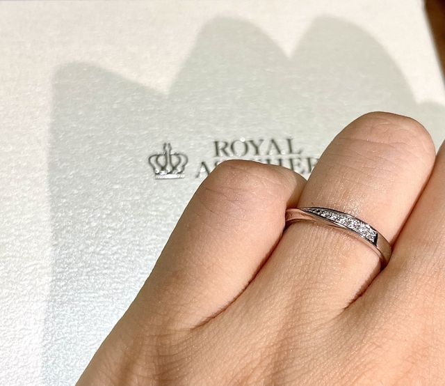 細かいダイヤモンドがあり、シンプルさの中に華やかさがあります