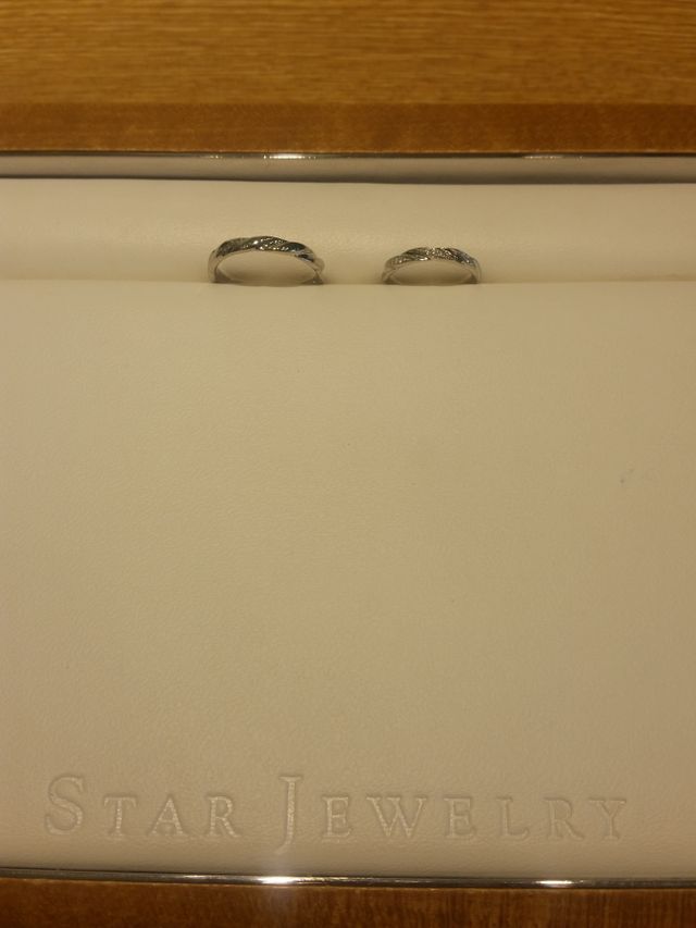 重ねると 羽 のモチーフになります