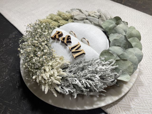 お店で用意いただいた、リングピローに乗せて写真を撮りました