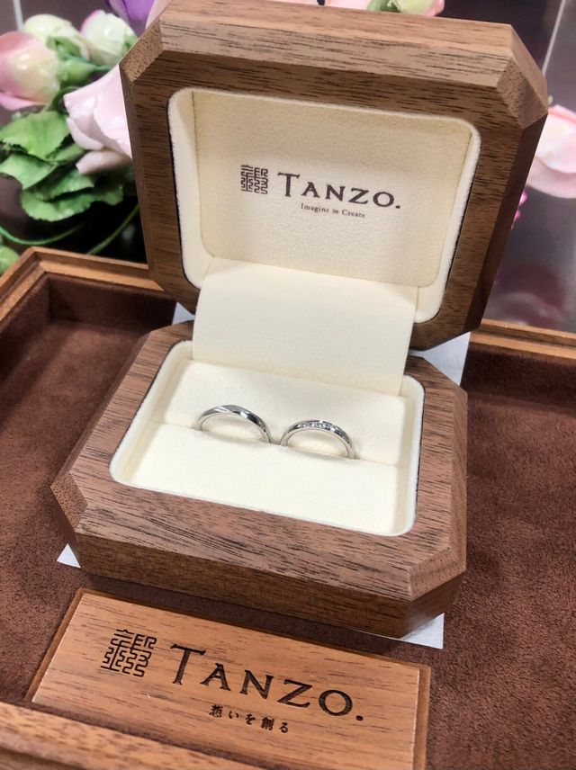 結婚指輪。女性は5石グラデ