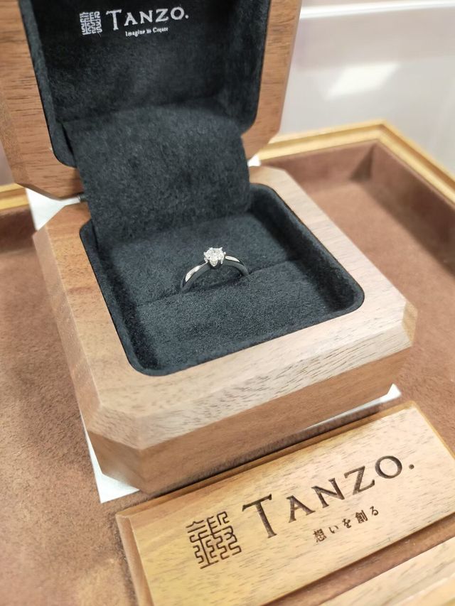 婚約指輪。ダイヤが美しい。