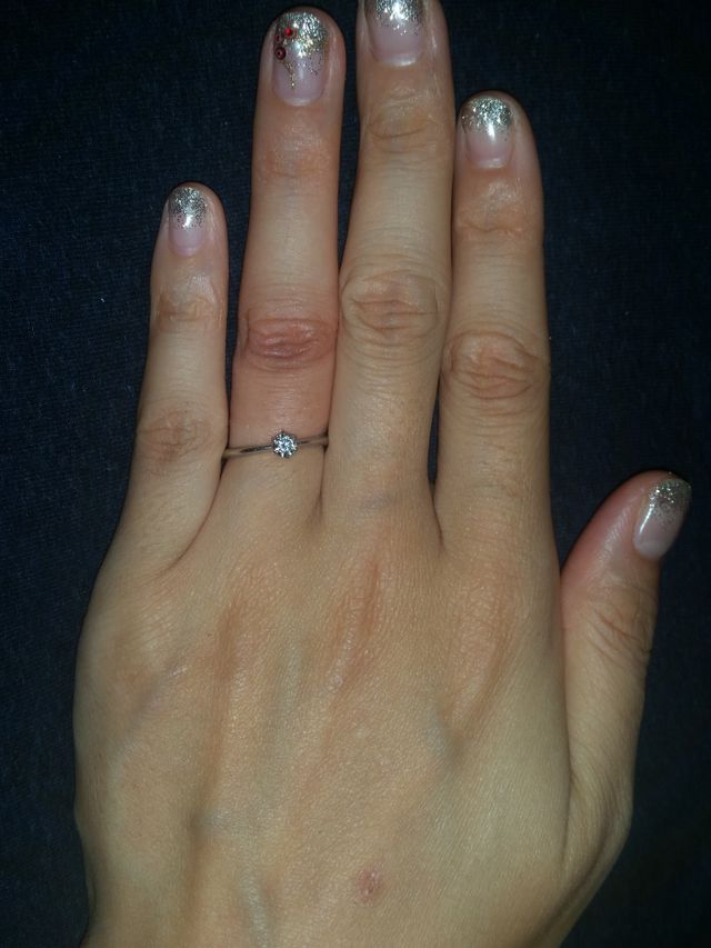 綺麗ではない手です。関節が太いです。