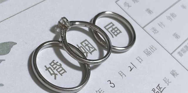 婚姻届を提出する前に、結婚指輪と共に撮影しました。