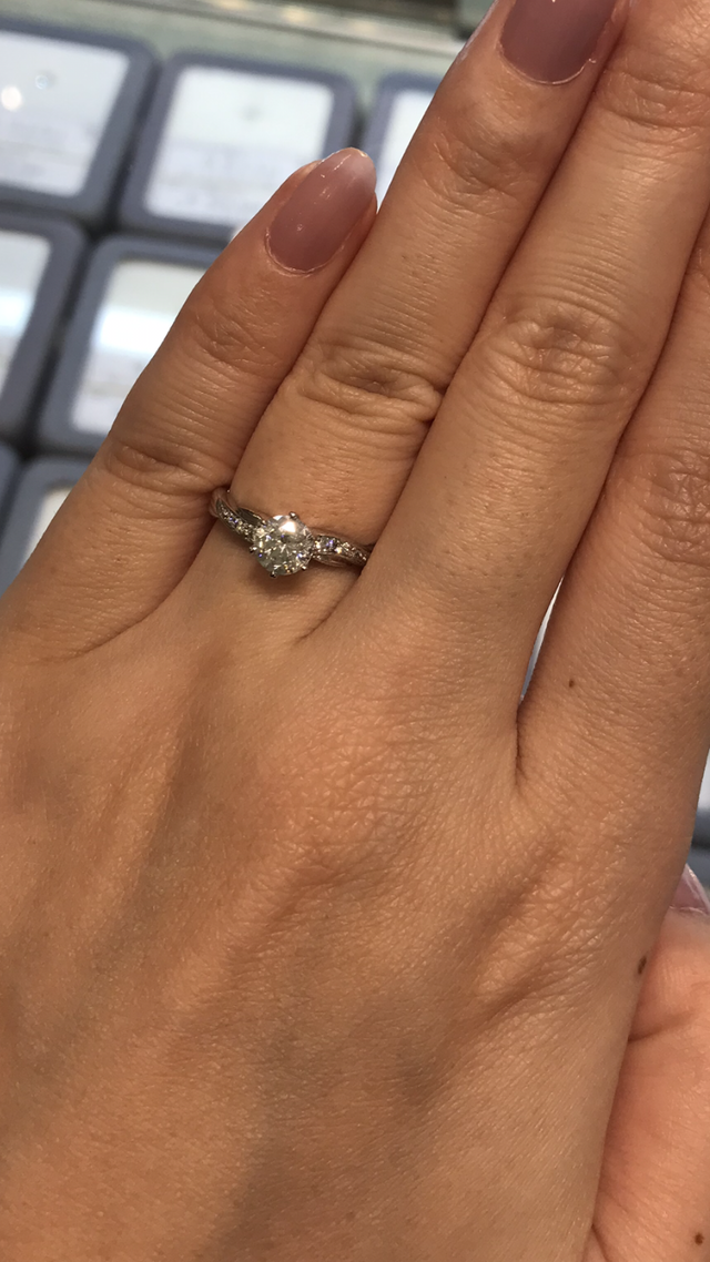 プラチナとダイヤがクロスしたデザイン