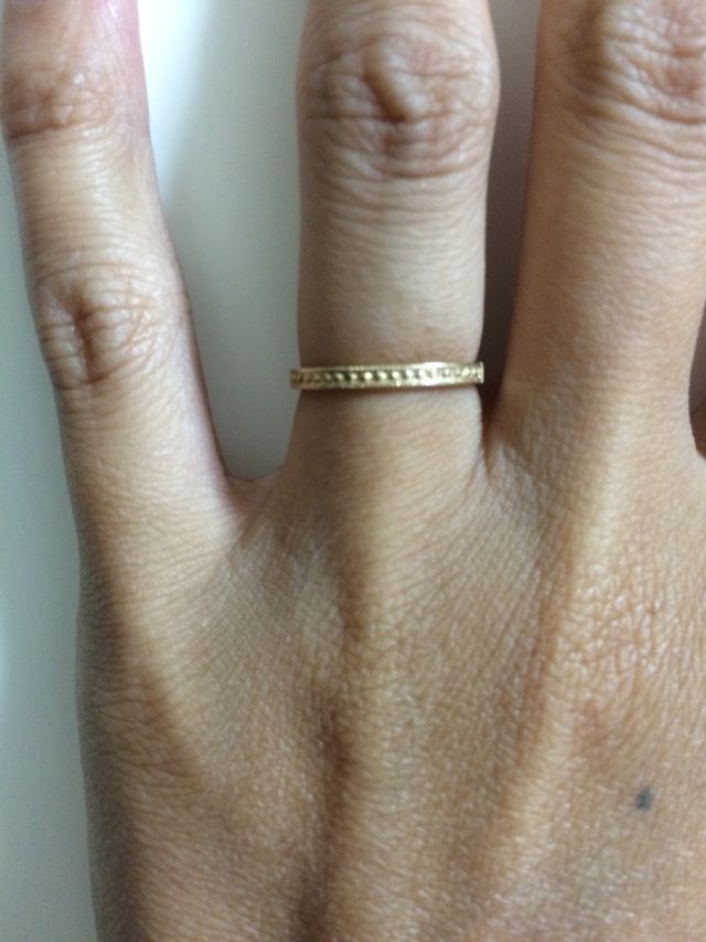 カラーはピンクゴールド。側面にデザインあり。