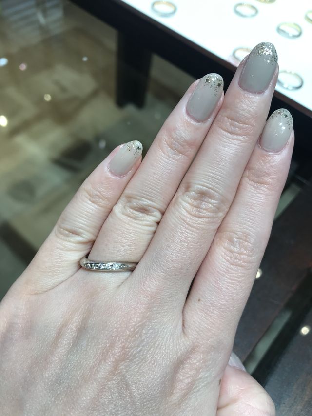 斜めのメレダイヤモンド