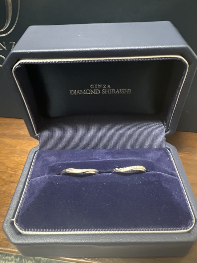 婚約指輪と重ね付けしやすい様にデザインにはこだわりました。