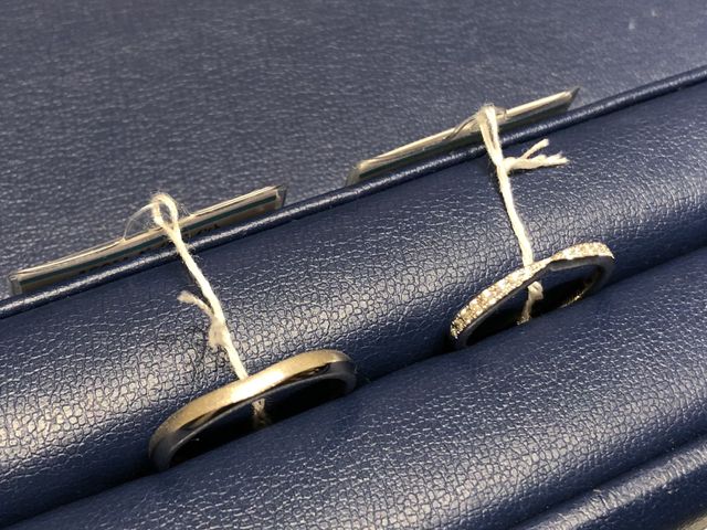 二人のウェイブした結婚指輪