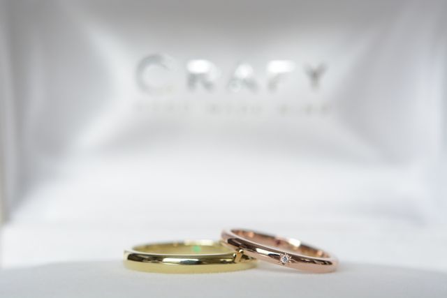 左：グリーンゴールド　右：ピンクゴールド