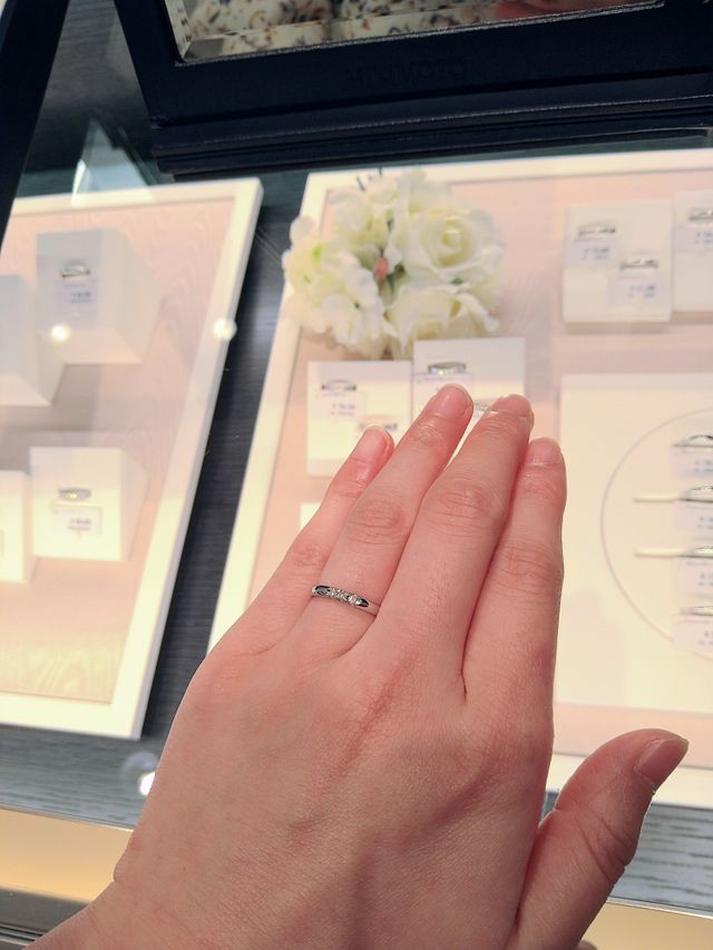 指輪の太さもダイヤのバランスも素敵です