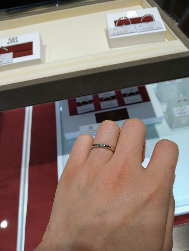 ダイヤモンドは1石ですが、存在感があります