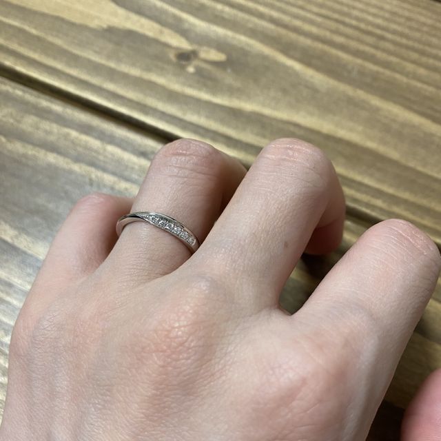 自分から見てダイヤが綺麗に見えるようにしていただきました。