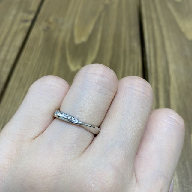 逆向きにつけると、よりダイヤが目立って華やかに見えます。