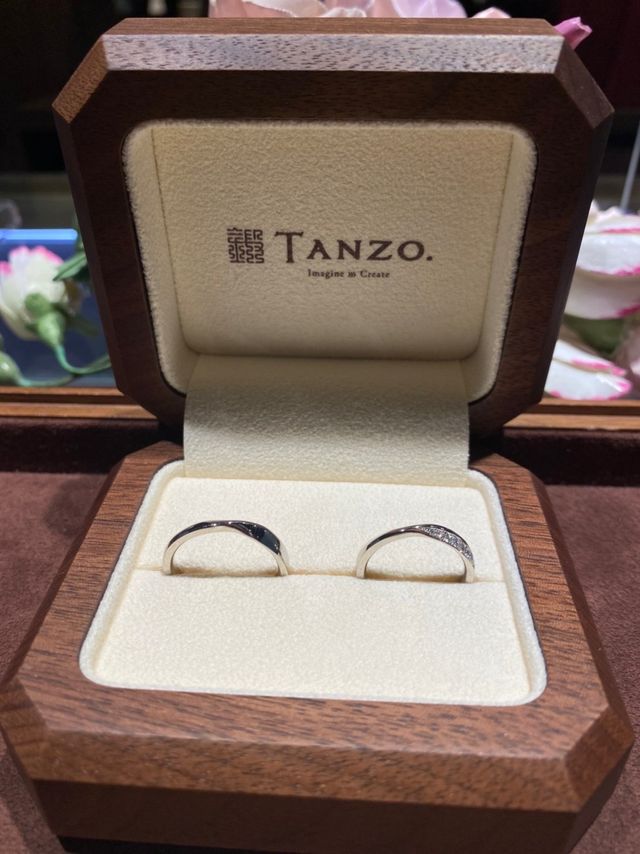 高級感のある店内と、くるみの木から作られたケース。