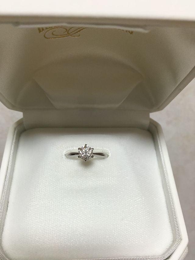一粒ダイヤのザ・婚約指輪