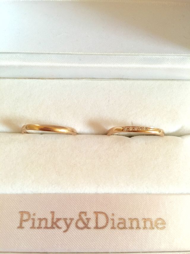 すこしカーブがかかっていて、つけたときシャープな印象です。