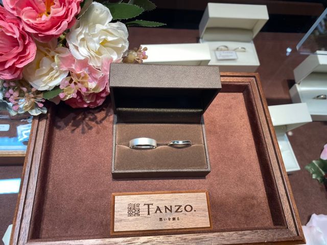 入籍指輪です。こちらも結婚指輪に近いデザインで作りました。