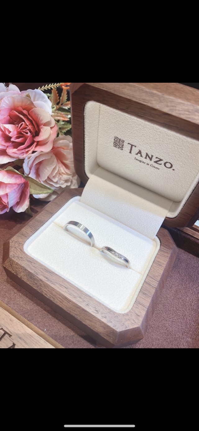 結婚指輪です。夫婦それぞれ好きなデザインで作りました！