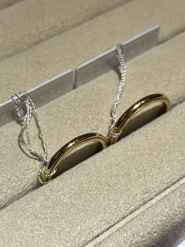 イエローゴールドの指輪で、両サイドがミル内になっている。