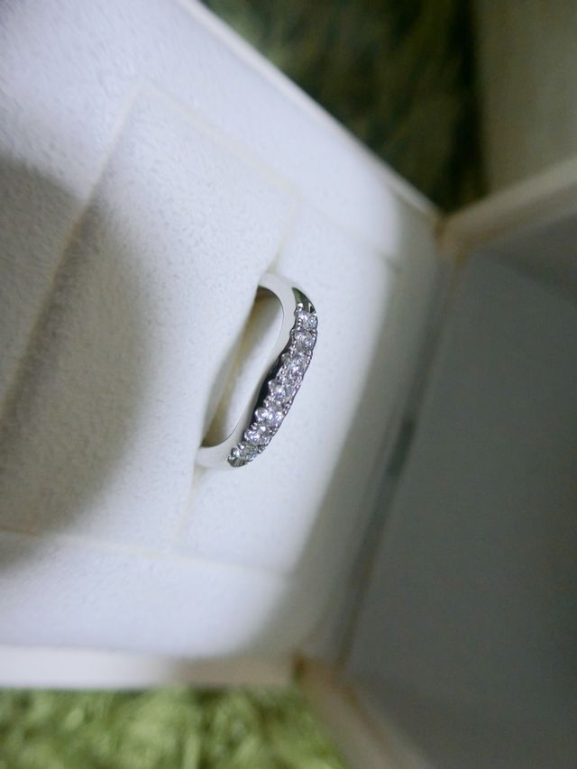 ゆるやかなV字カーブと、白く輝く７石のダイヤモンドが綺麗