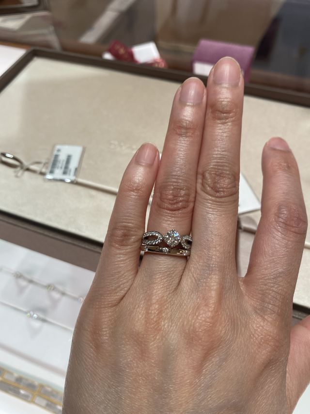 3石ダイヤが散りばめられた指輪