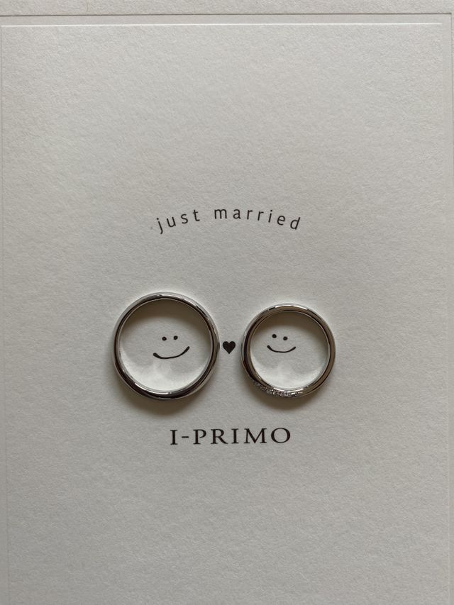 表面を艶消し加工し、内側にダイヤモンドを埋込ました。