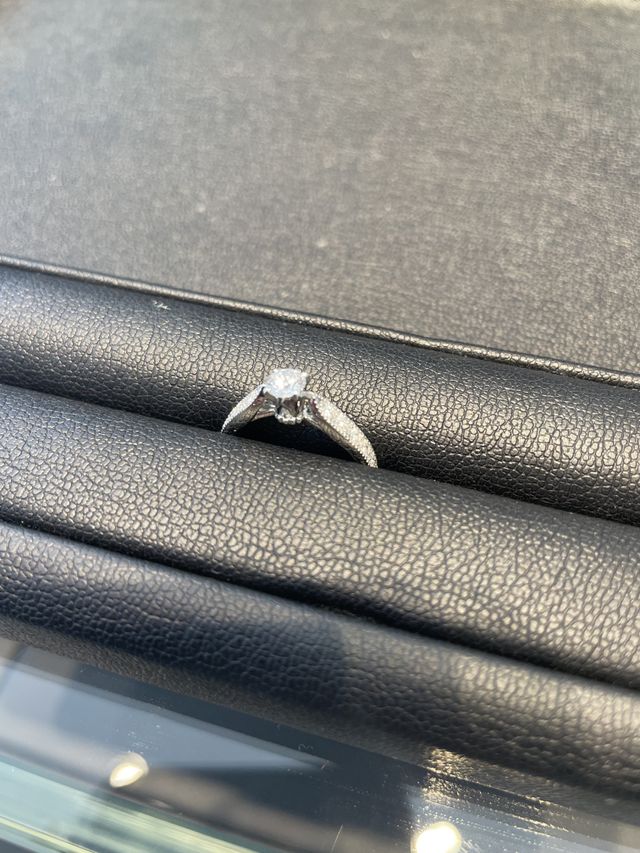 どの角度でもキラキラとしていたい為この指輪を選びました。