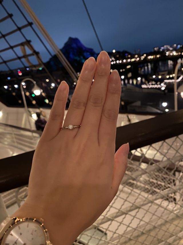 ディズニーシーでプロポーズした時の婚約指輪の写真。