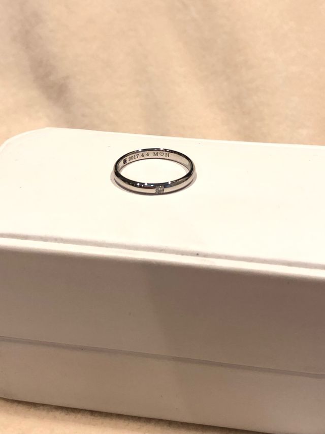 内側に結婚記念日と夫婦のイニシャルを入れてもらいました。