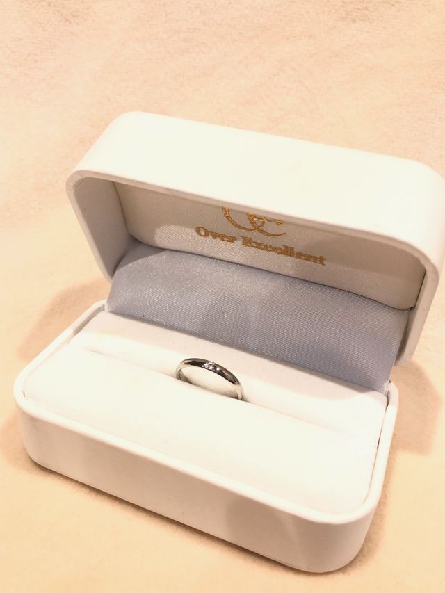 指輪はシンプルなデザインです。さりげなくダイヤが入ってます。