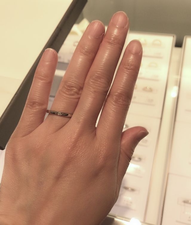 真ん中にダイヤモンドが1つついています