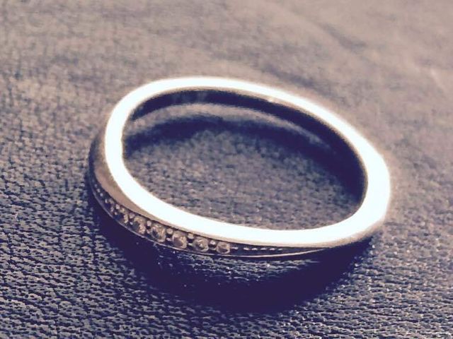 細身のリングにハーフエタニティのようなデザインです。