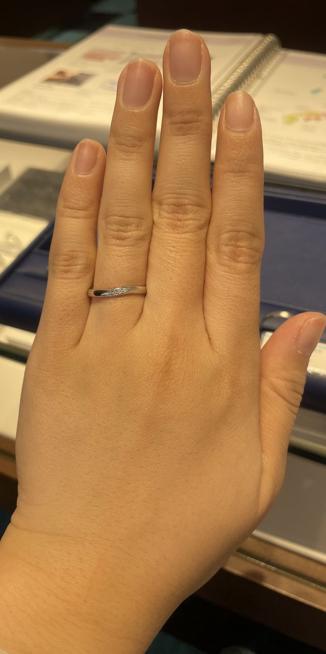 控えめな埋め込みダイヤモンドデザインのリング