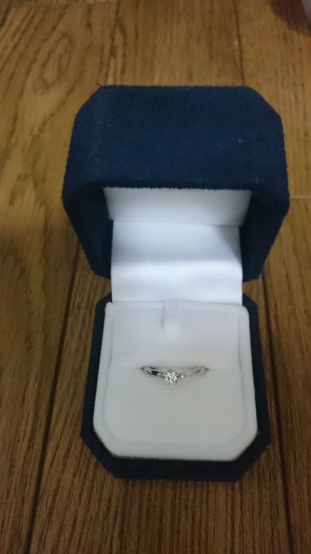 石は一つで、両隣に小さい飾りがついています。