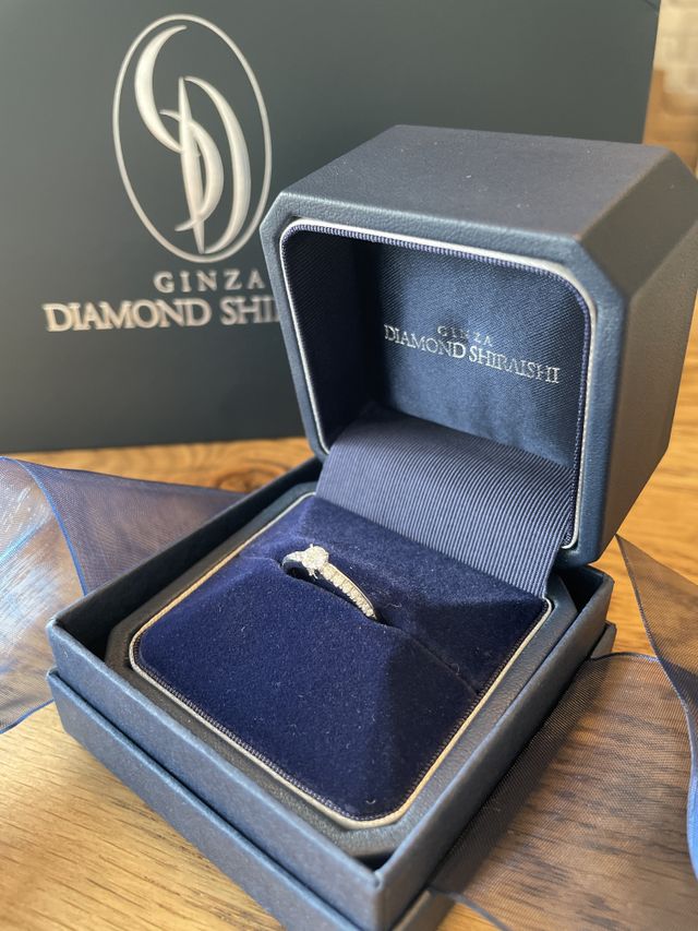 左右に斜めに入るメレダイヤと真ん中にダイヤモンドがあります。