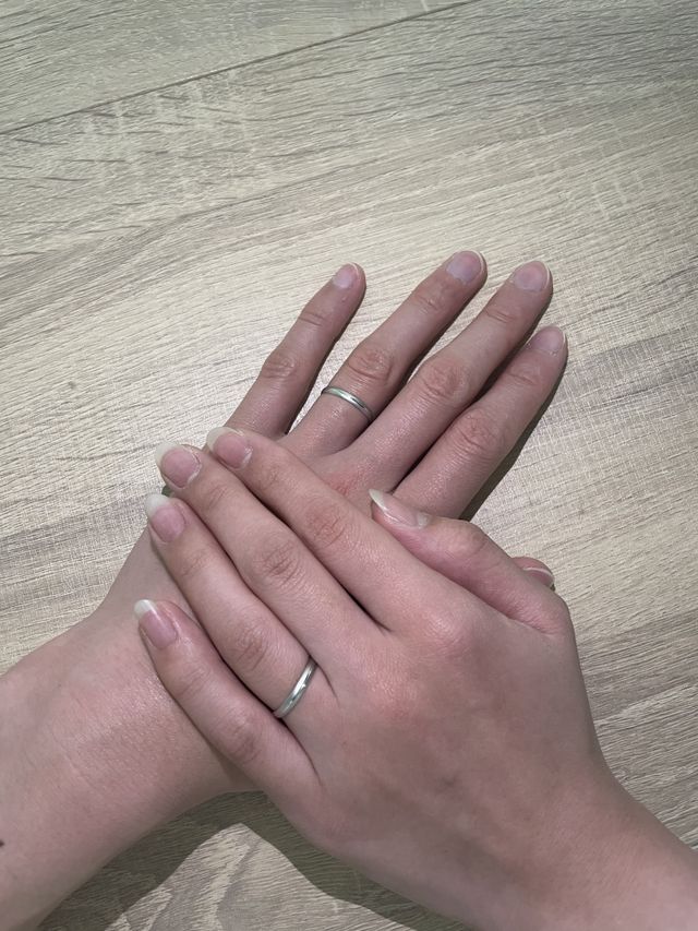 薬指に指輪をつけて
お互いの手を重ねてみました。