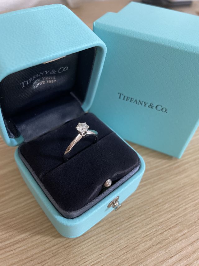 一粒ダイヤのシンプルなデザインです。