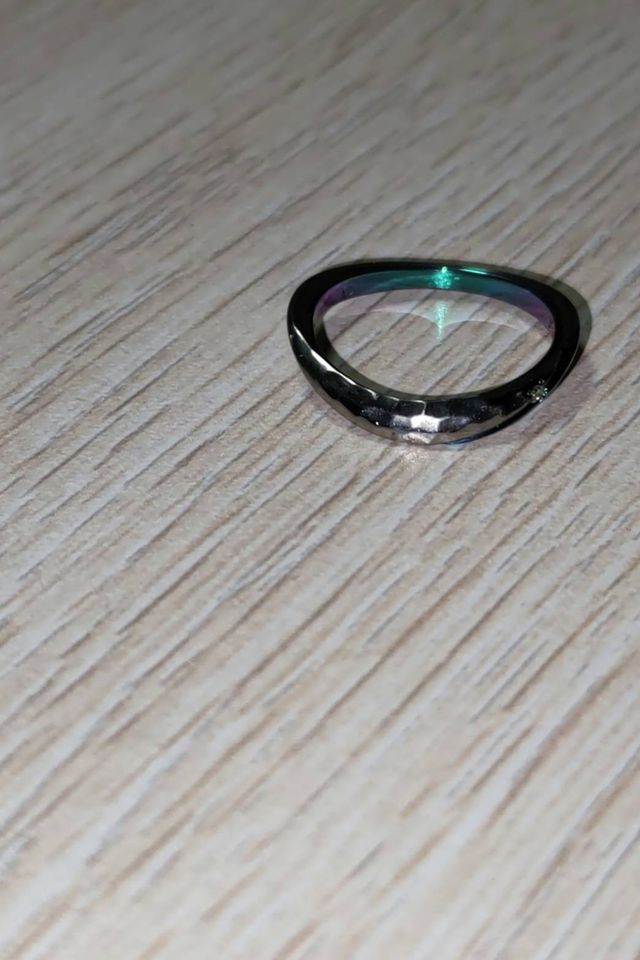 中の色は角度でいろんな色に見えてお気に入りです。