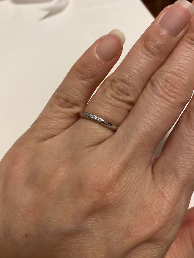 3つのダイヤがついているシンプルなデザイン

