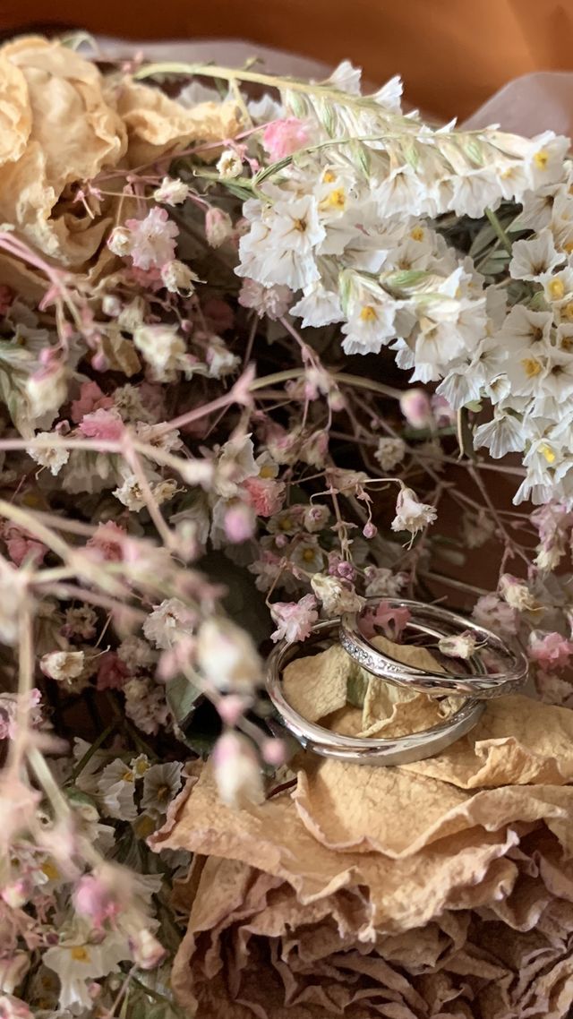 式場に頂いたドライフラワーと一緒に撮りました。