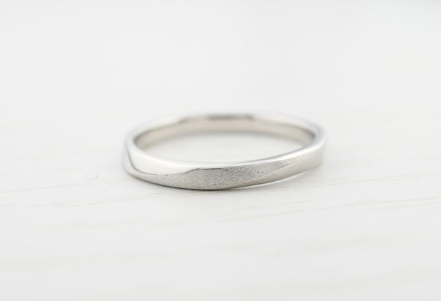 ヘアライン加工がされています