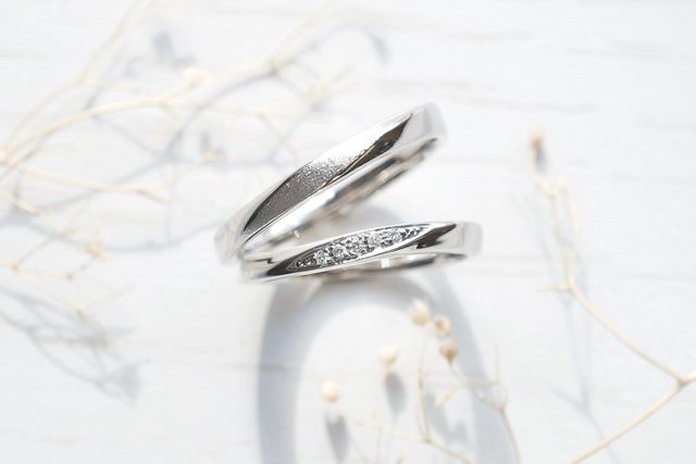 指が綺麗に見えるようなシンプルなデザインです。