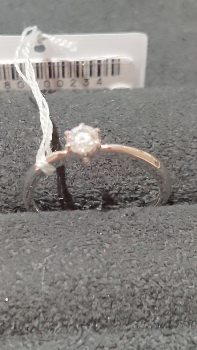 ダイヤモンドがより綺麗に反射するデザインで素敵でした。