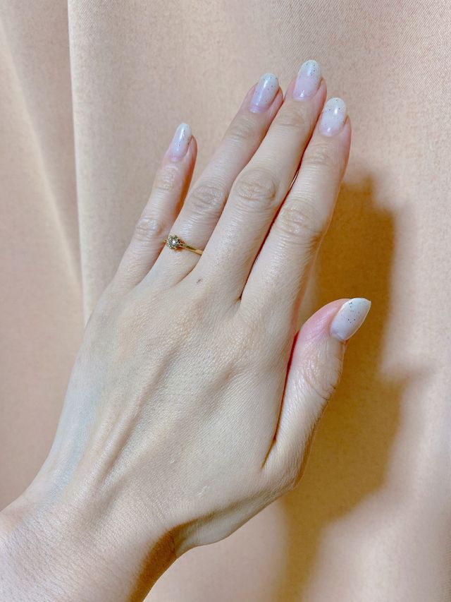 婚約指輪を試着した写真です。