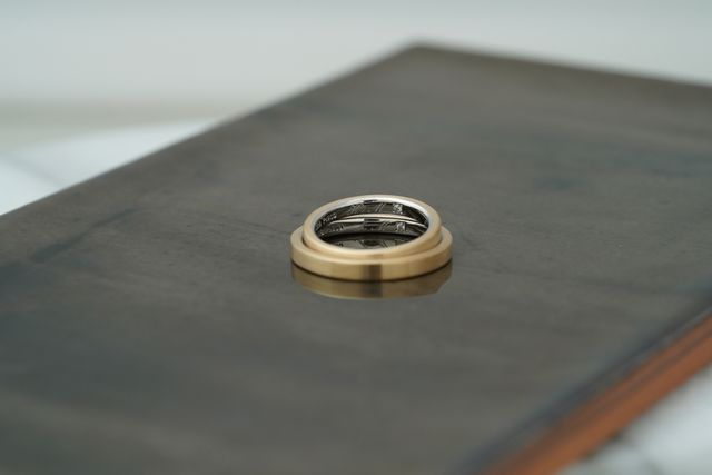 外側はゴールドで内側がプラチナの指輪にしてもらいました！