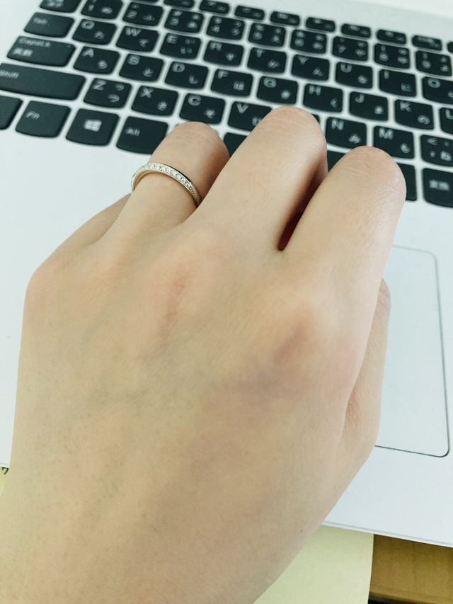 リング自体は細身です。付けていて違和感はありません。
